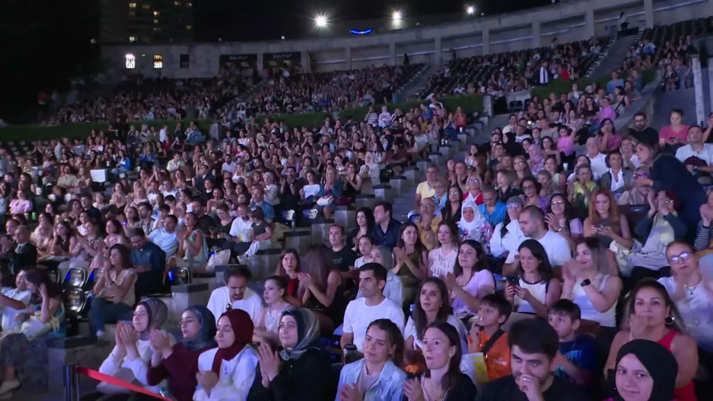 16 kadın sanatçı, tek sahnede üniversiteliler için şarkılarını söyledi… Nuri Aslan: Bu şehirde hiçbir genç kızımız kendini sahipsiz, kimsesiz hissetmeyecek